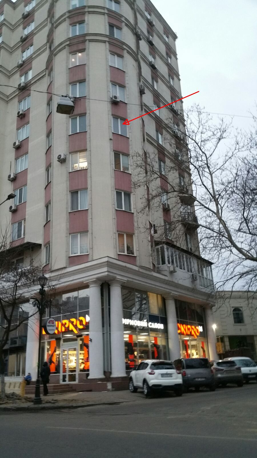 Стрелка показывает на одно из окон